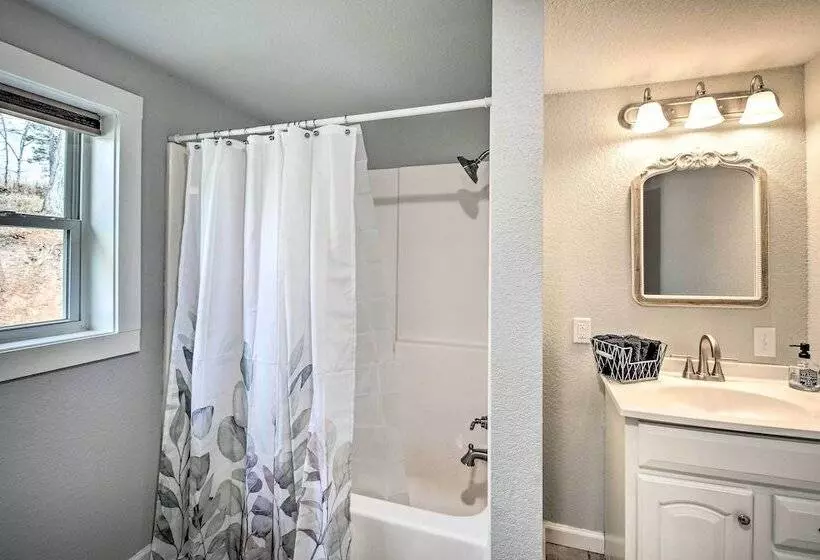 11 Mi To Lake Ouachita: Family Cabin W/ Yard