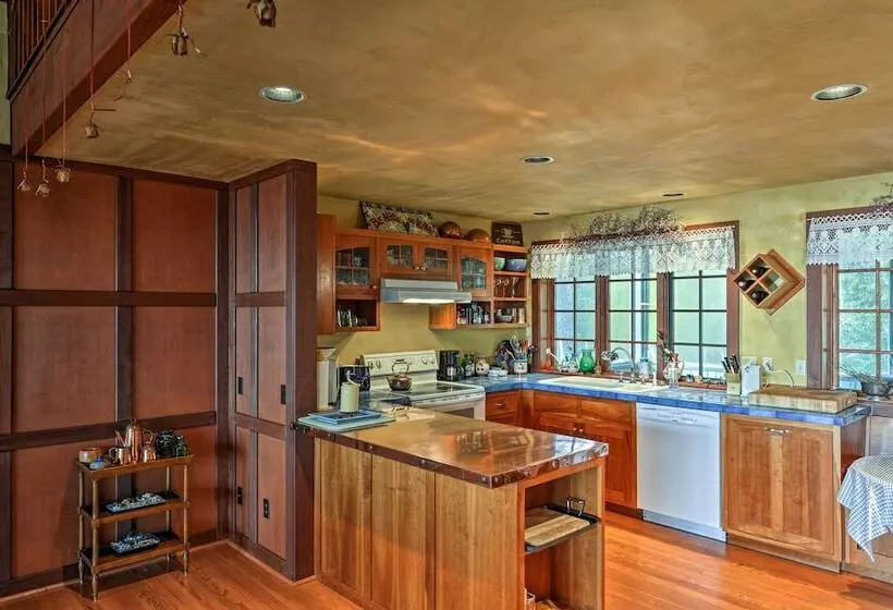 Forested Gold Beach House W/ Panoramic Ocean Views