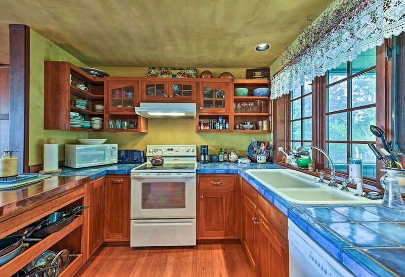 Forested Gold Beach House W/ Panoramic Ocean Views