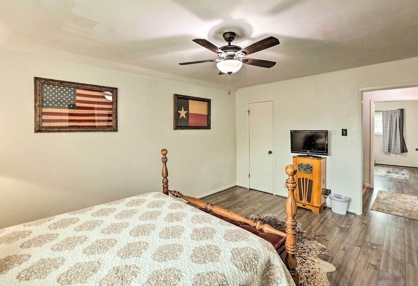 Fort Worth Retreat W/ Fenced Yard & Fire Pit!