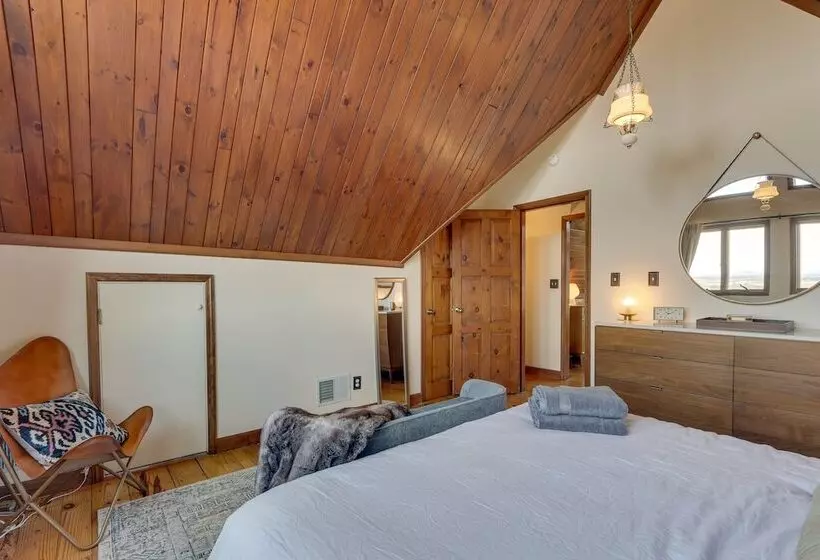 Front Royal Hilltop Cabin W/ Panoramic Views!