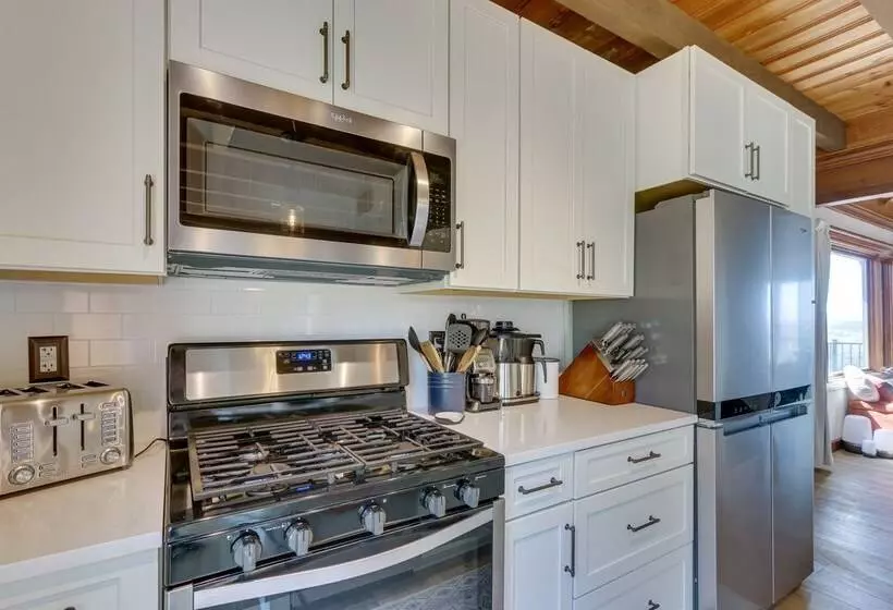 Front Royal Hilltop Cabin W/ Panoramic Views!