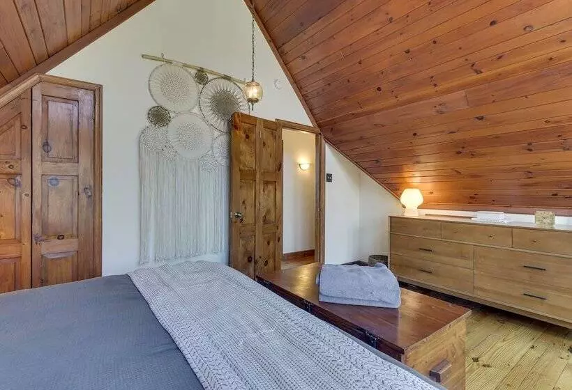 Front Royal Hilltop Cabin W/ Panoramic Views!