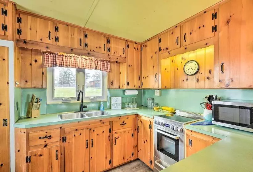 Henderson Harbor Cottage W/ Lake Access!