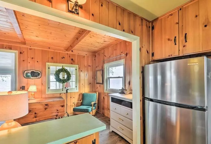 Henderson Harbor Cottage W/ Lake Access!