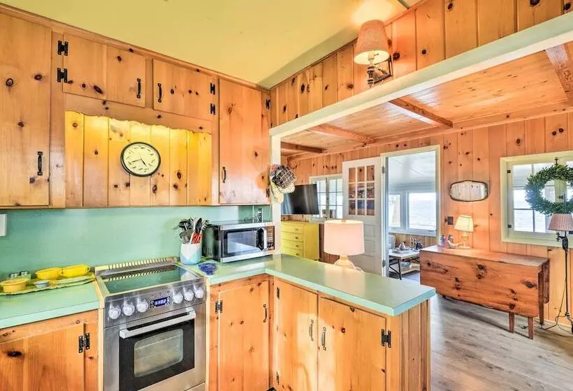 Henderson Harbor Cottage W/ Lake Access!