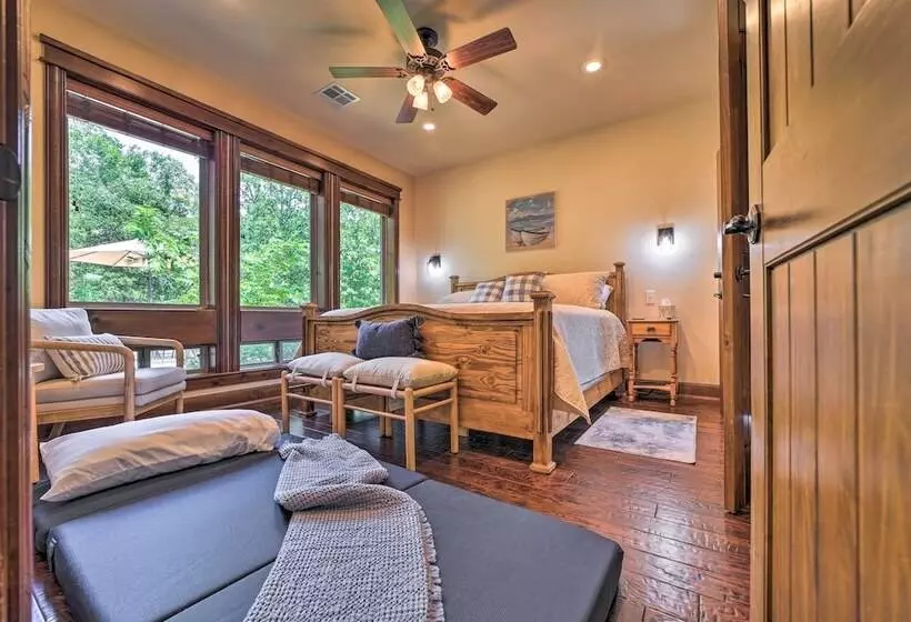 Huge Vian Family Retreat: Hot Tub + Game Room