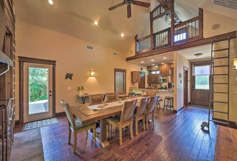 Huge Vian Family Retreat: Hot Tub + Game Room