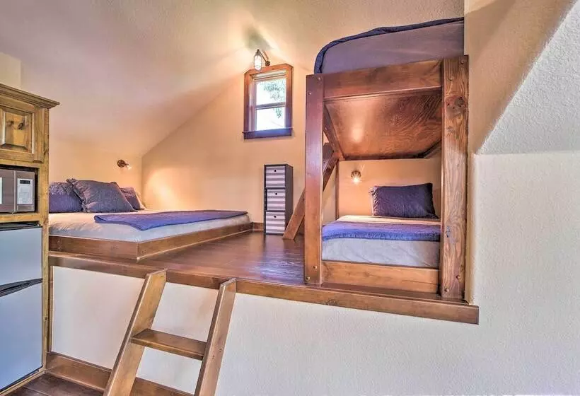 Huge Vian Family Retreat: Hot Tub + Game Room