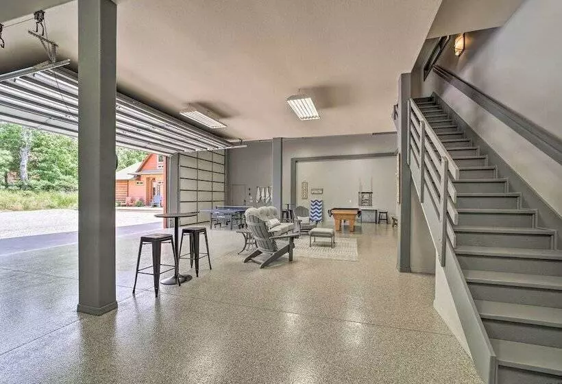 Huge Vian Family Retreat: Hot Tub + Game Room