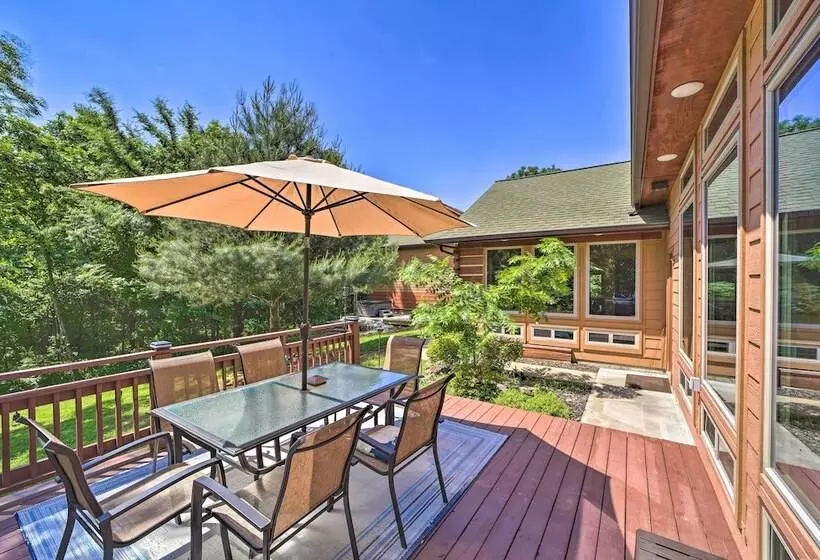 Huge Vian Family Retreat: Hot Tub + Game Room