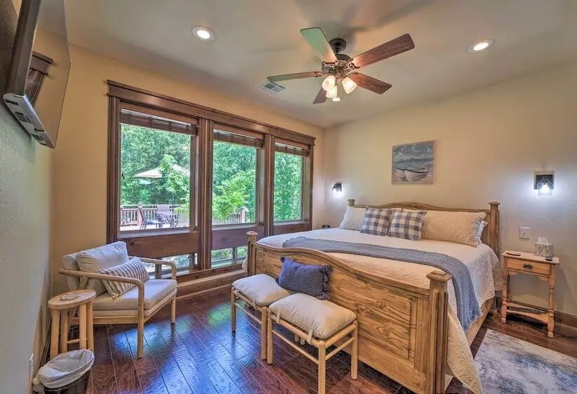 Huge Vian Family Retreat: Hot Tub + Game Room