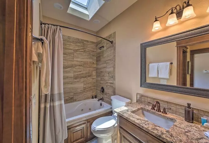 Huge Vian Family Retreat: Hot Tub + Game Room