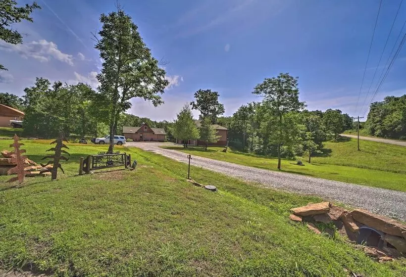 Huge Vian Family Retreat: Hot Tub + Game Room