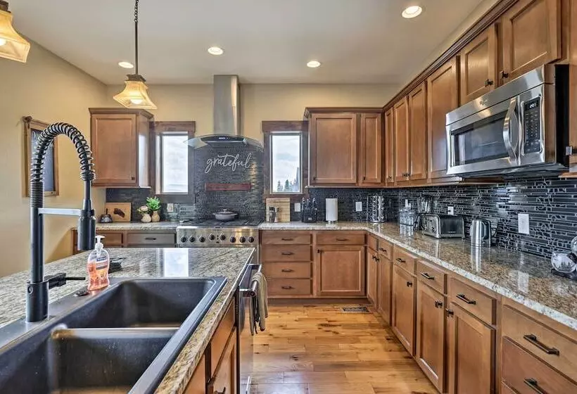 Game Room & Hot Tub: Luxe Grand Lake Retreat!