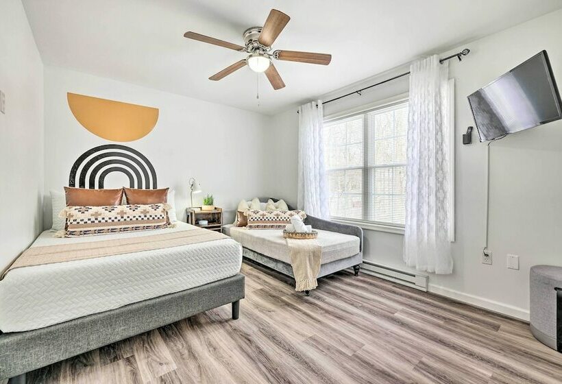 Mid Century Mod Poconos Retreat W/ Pool Table