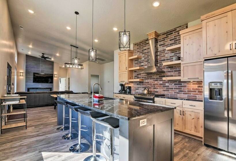 Parowan Retreat W/ Swim Spa & Tesla Charger!