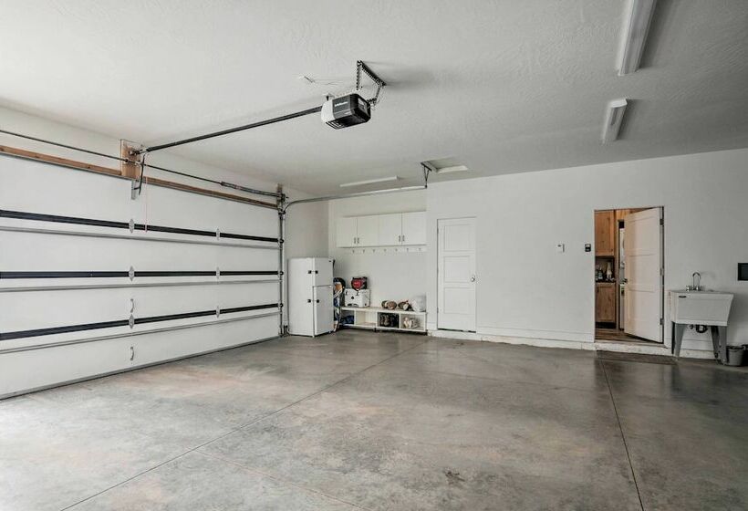 Parowan Retreat W/ Swim Spa & Tesla Charger!