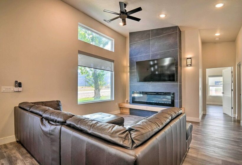 Parowan Retreat W/ Swim Spa & Tesla Charger!