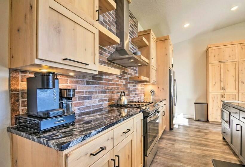 Parowan Retreat W/ Swim Spa & Tesla Charger!