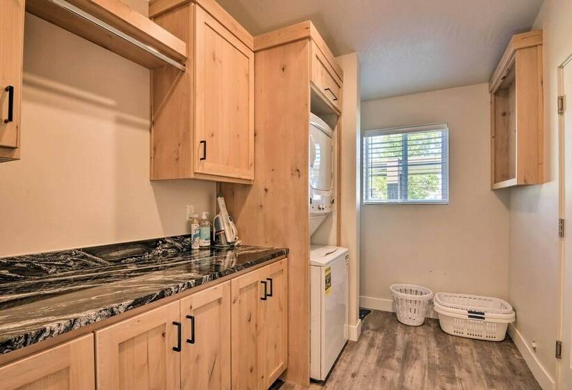 Parowan Retreat W/ Swim Spa & Tesla Charger!