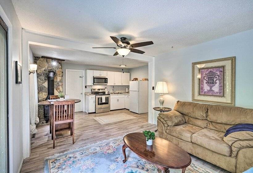 Peaceful Roan Mountain Escape: On Site Creek!