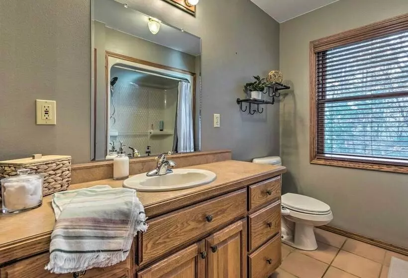 Peaceful Russellville Cabin Close To Lakes!