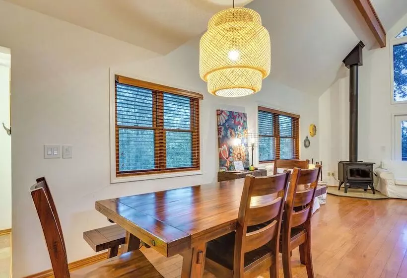 Peaceful Russellville Cabin Close To Lakes!