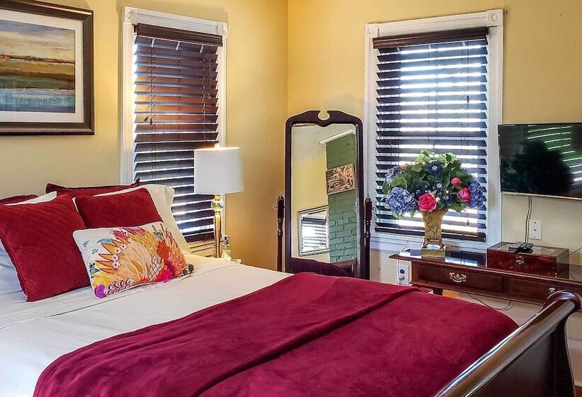 Pet Friendly Williamstown Farmhouse By Main Street