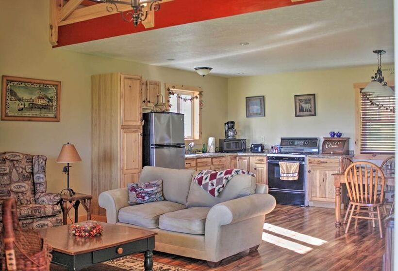 Rural Farmhouse Cabin On 150 Private Wooded Acres!