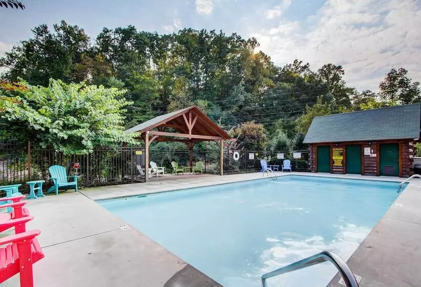 Rustic Sevierville Cabin W/ Covered Porch!