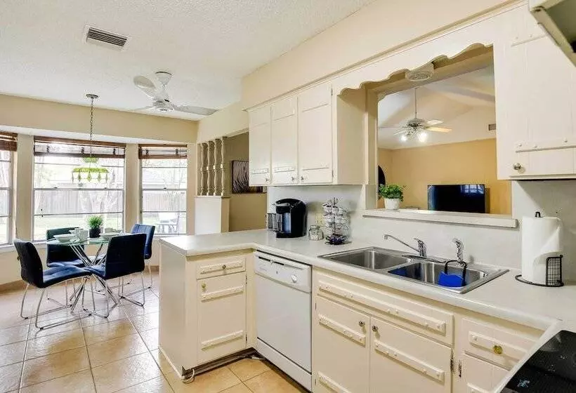 San Antonio Home: Near Nature, Parks & Trails