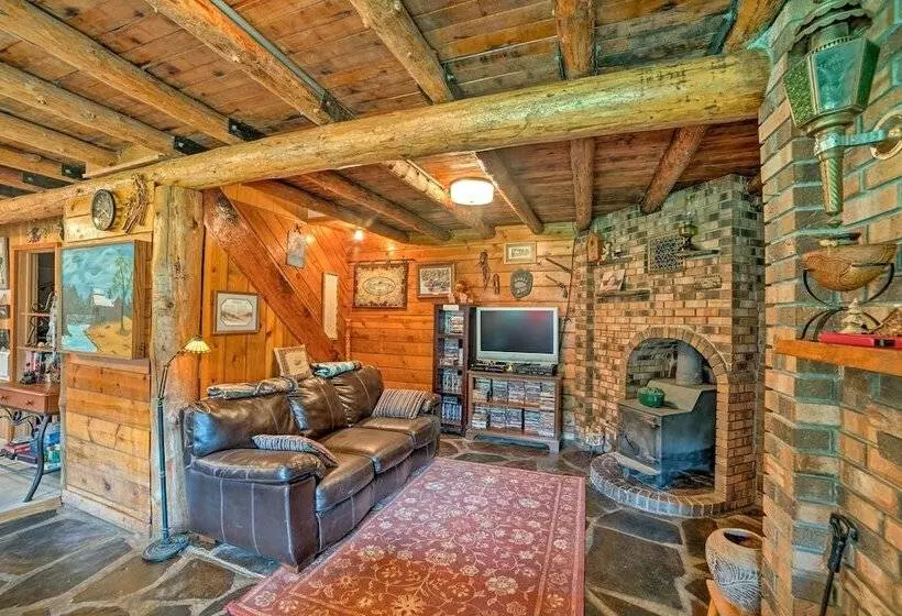 Sasquatch Inn  Retreat Near Fishing & Hunting!