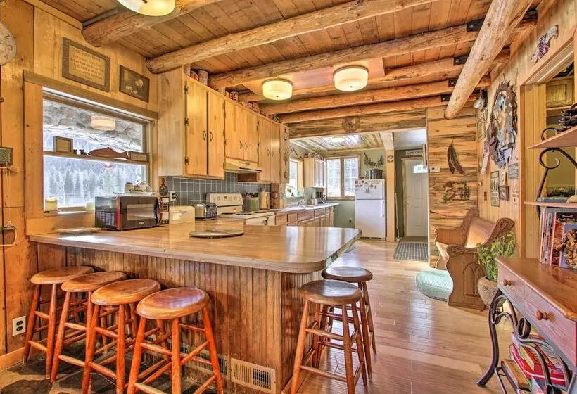 Sasquatch Inn  Retreat Near Fishing & Hunting!