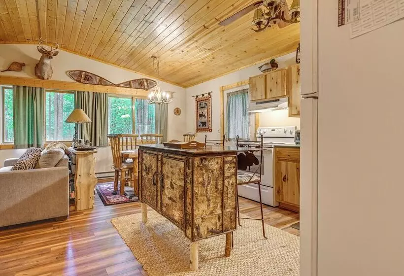 Secluded Farwell Cabin W/ Fire Pit & Gas Grill!