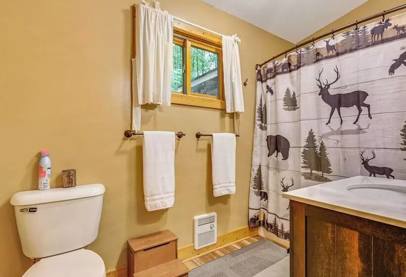 Secluded Farwell Cabin W/ Fire Pit & Gas Grill!