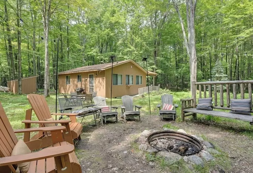 Secluded Farwell Cabin W/ Fire Pit & Gas Grill!
