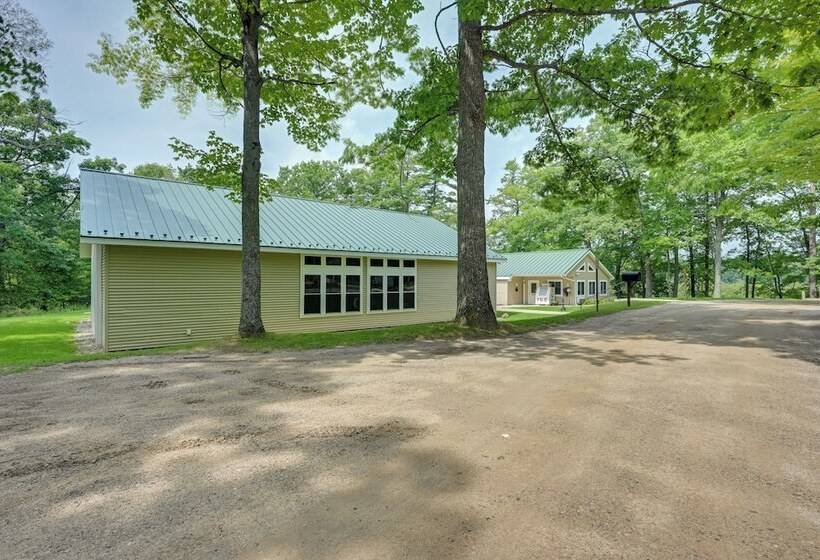 Secluded Farwell Cabin W/ Fire Pit & Gas Grill!
