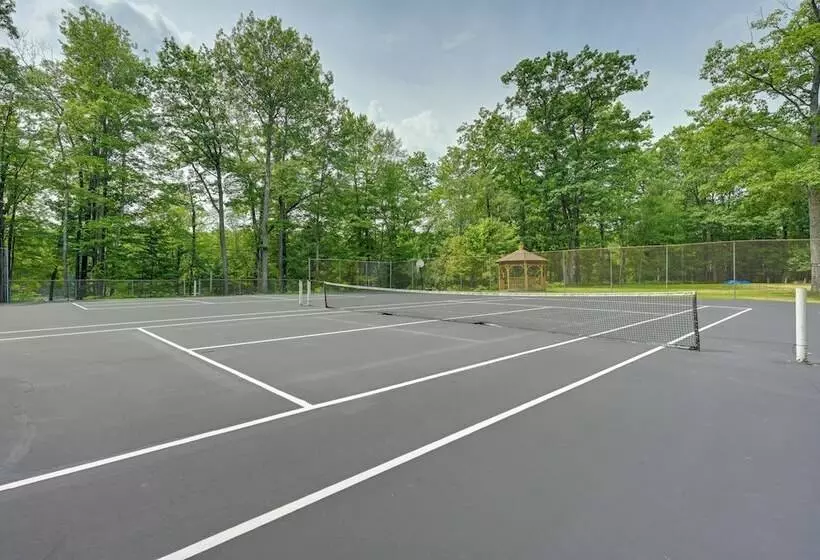 Secluded Farwell Cabin W/ Fire Pit & Gas Grill!