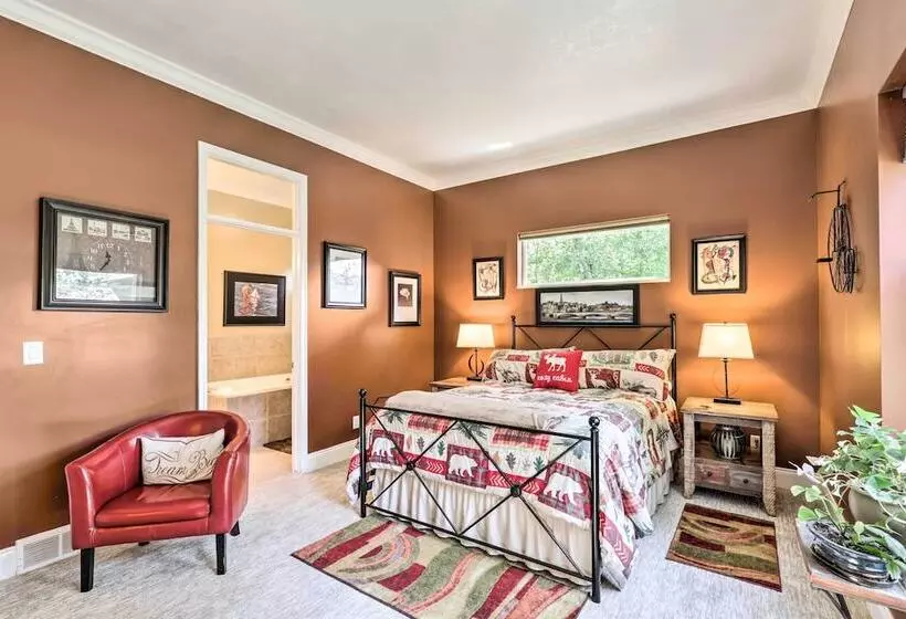 Secluded Home W/ Hot Tub & Mountain Views!