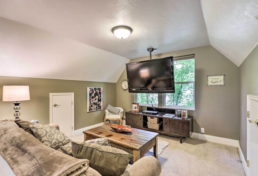 Secluded Home W/ Hot Tub & Mountain Views!