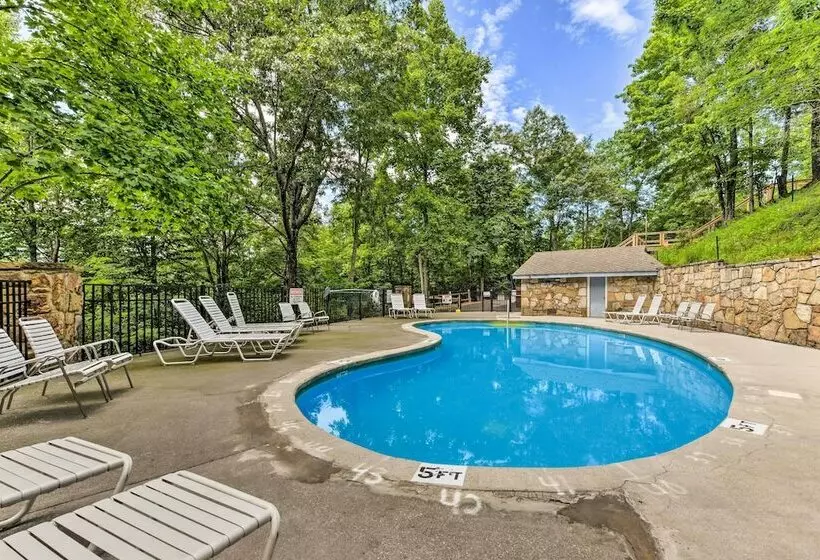Spacious Gatlinburg Cabin W/ Private Hot Tub!