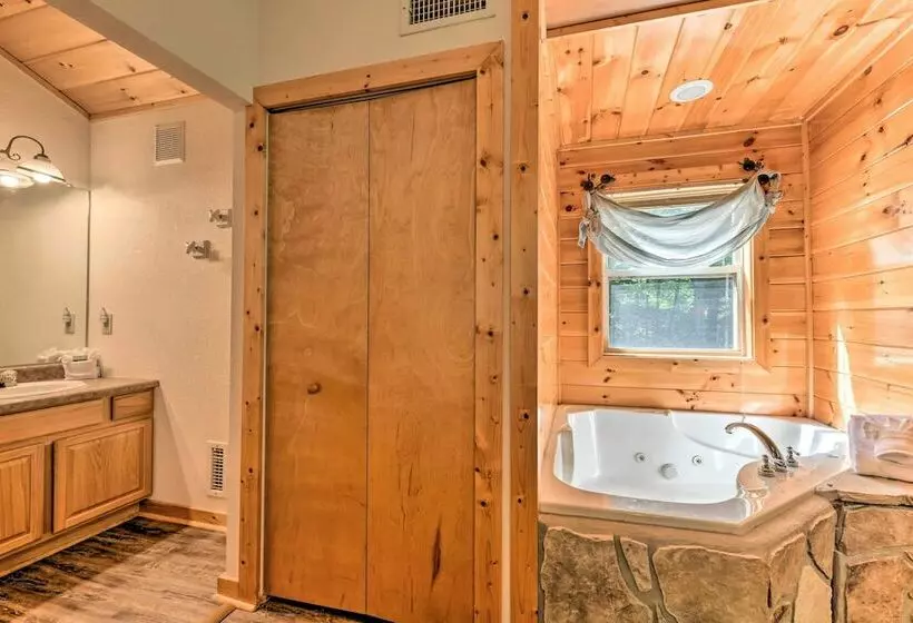 Spacious Gatlinburg Cabin W/ Private Hot Tub!