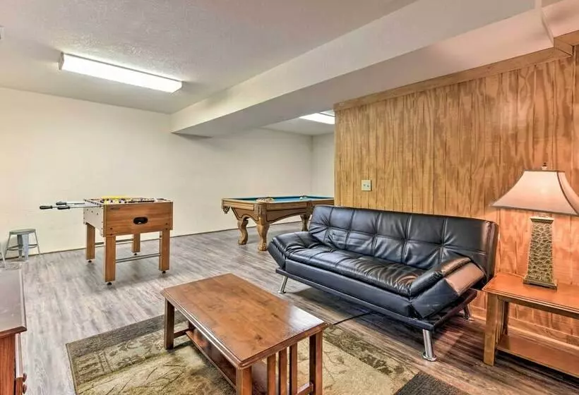 Spacious Gatlinburg Cabin W/ Private Hot Tub!