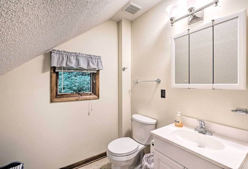 The Chalet Retreat Cabin Across From Creek!