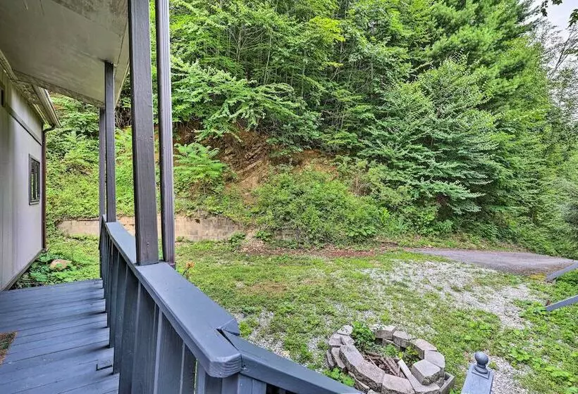 The Chalet Retreat Cabin Across From Creek!