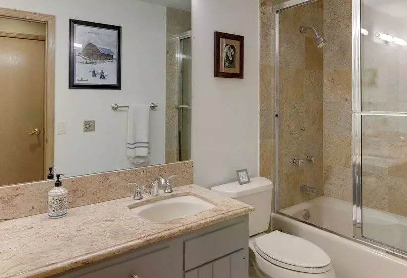 Vail  Treehouse  + Hot Tub, Sauna & Mtn Views