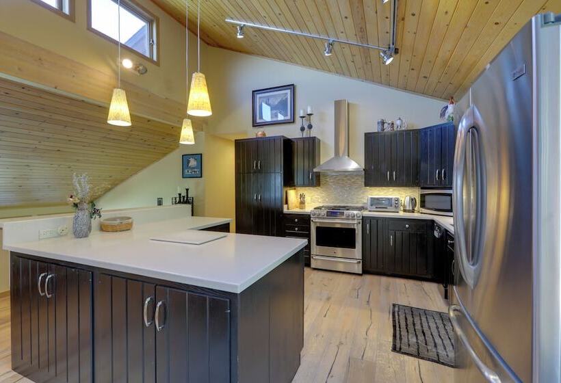 Vail Treehouse + Hot Tub, Sauna & Mtn Views