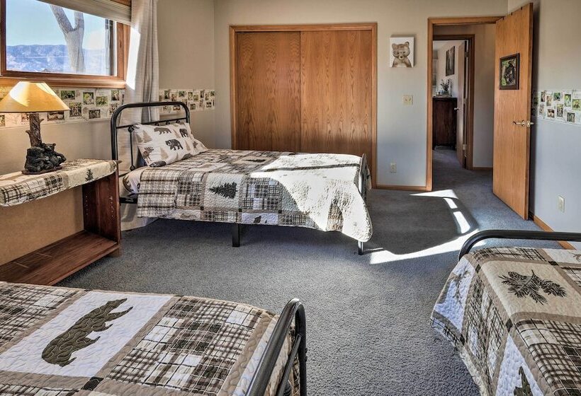 Welcoming Cañon City Abode Walk To River!