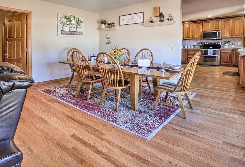 Welcoming Cañon City Abode Walk To River!